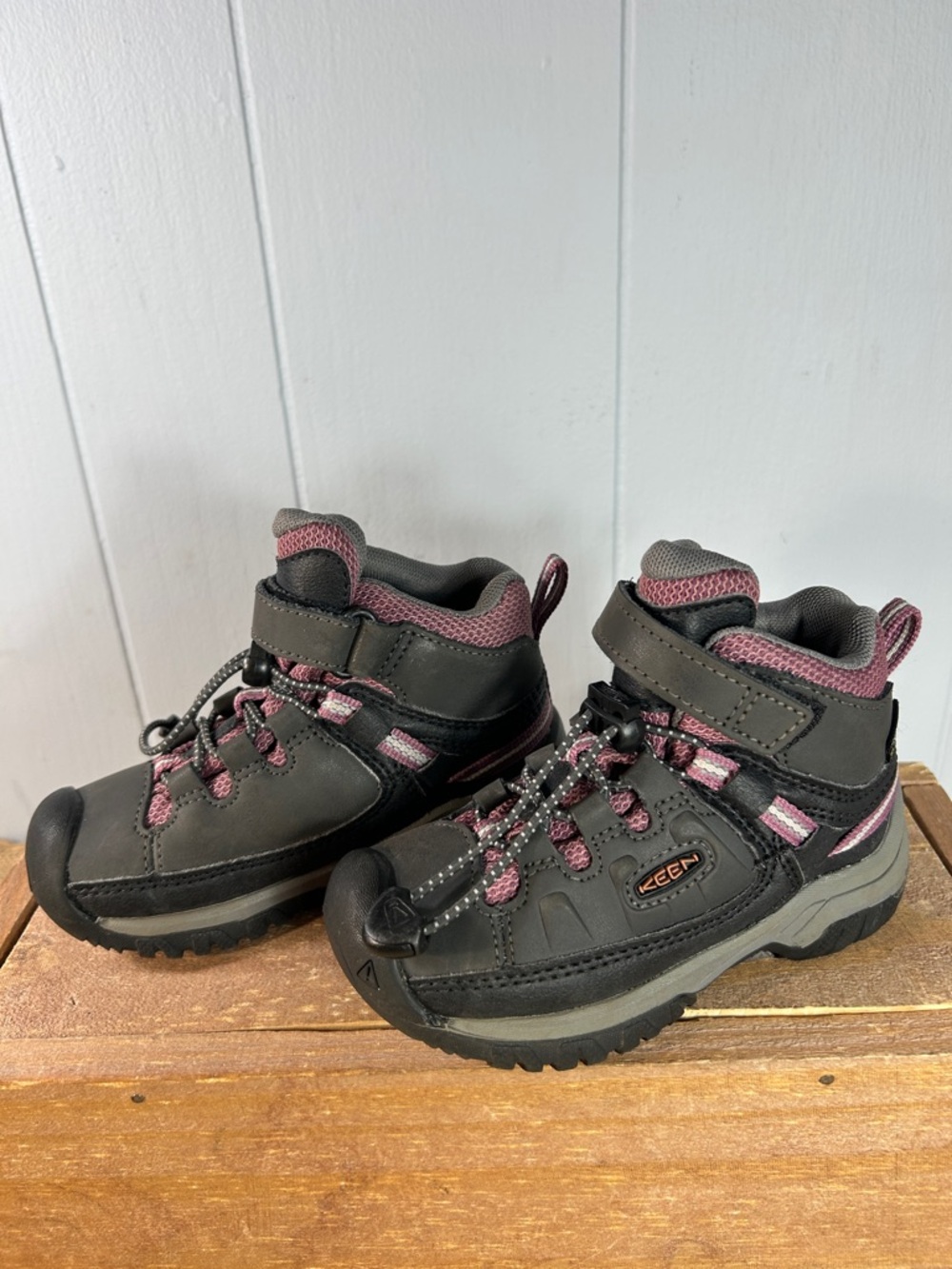 Keen Targhee Mid Waterproof boots in Raven/Tulipwood